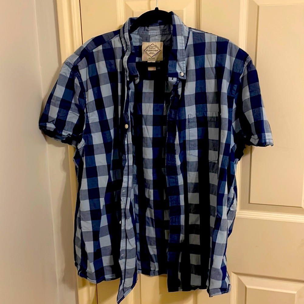 Men’s short sleeve button up. Blue plaid